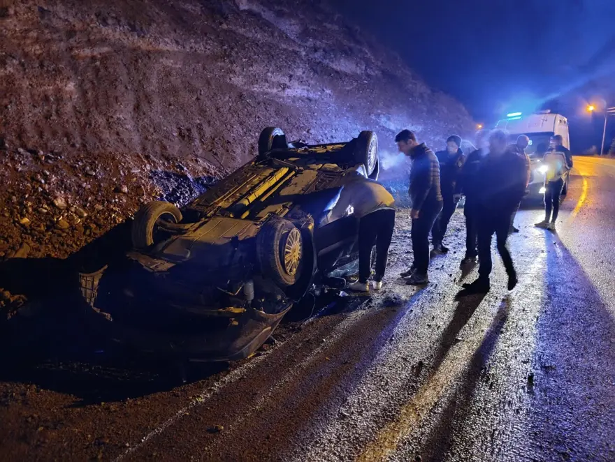 Yola düşen kayalardan kaçarken takla attı 