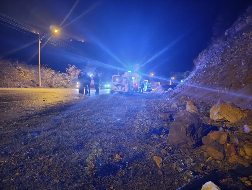 Yola düşen kayalardan kaçarken takla attı 2