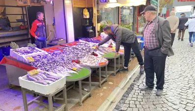 Denizlerde bollaşınca kilosu 100 TL&#x27;ye düştü, tezgahın yıldızı oldu