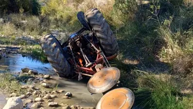 Dere yatağından geçmeye çalışan traktör sürücüsü hayatını kaybetti
