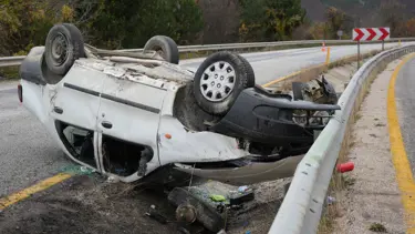50 metre boyunca takla atan araç alev aldı: 2 yaralı
