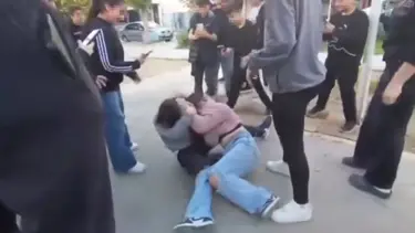 Kız öğrenciler birbirine girdi, arkadaşları video çekip tezahürat yaptı
