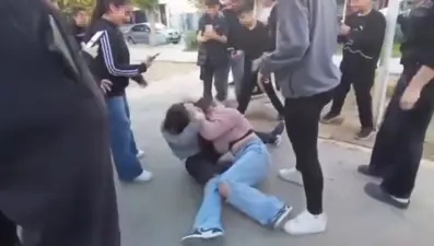 Kız öğrenciler birbirine girdi, arkadaşları video çekip tezahürat yaptı
