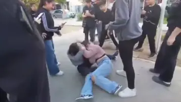 Kız öğrenciler birbirine girdi, arkadaşları video çekip tezahürat yaptı