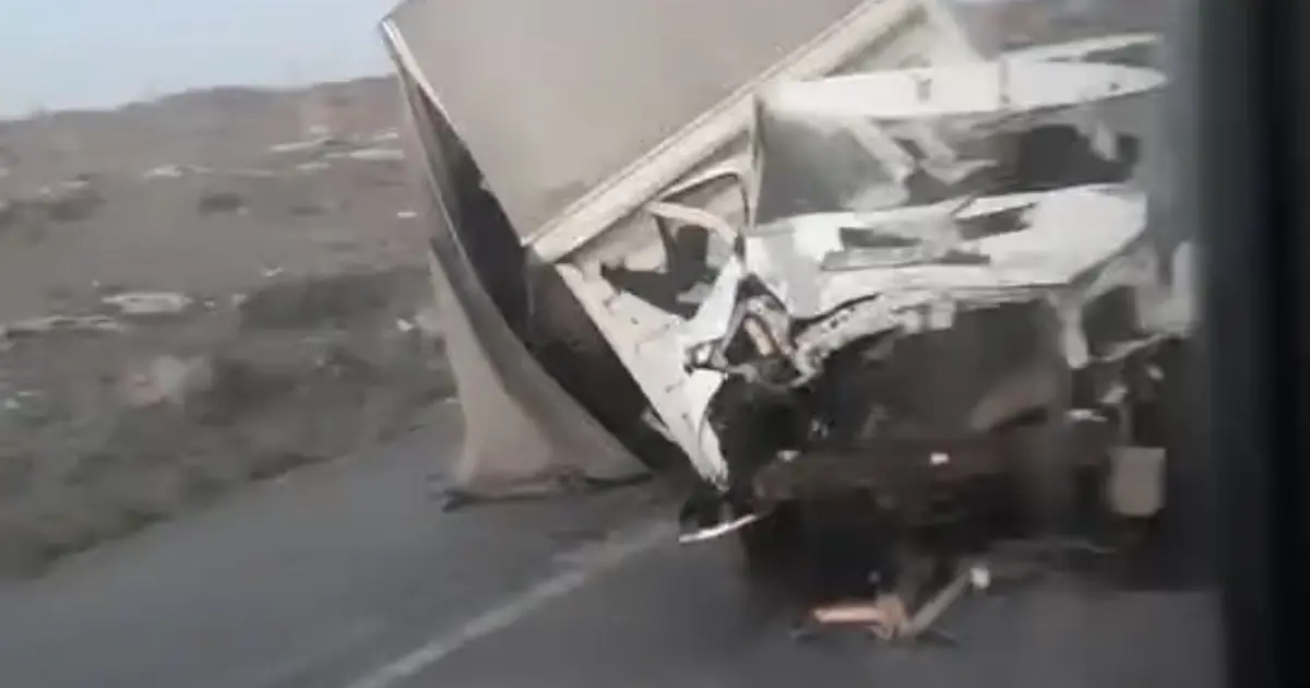 Kontrolden çıkan kamyon refüje çarptı: 1 yaralı