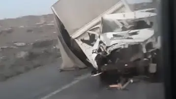 Kontrolden çıkan kamyon refüje çarptı: 1 yaralı