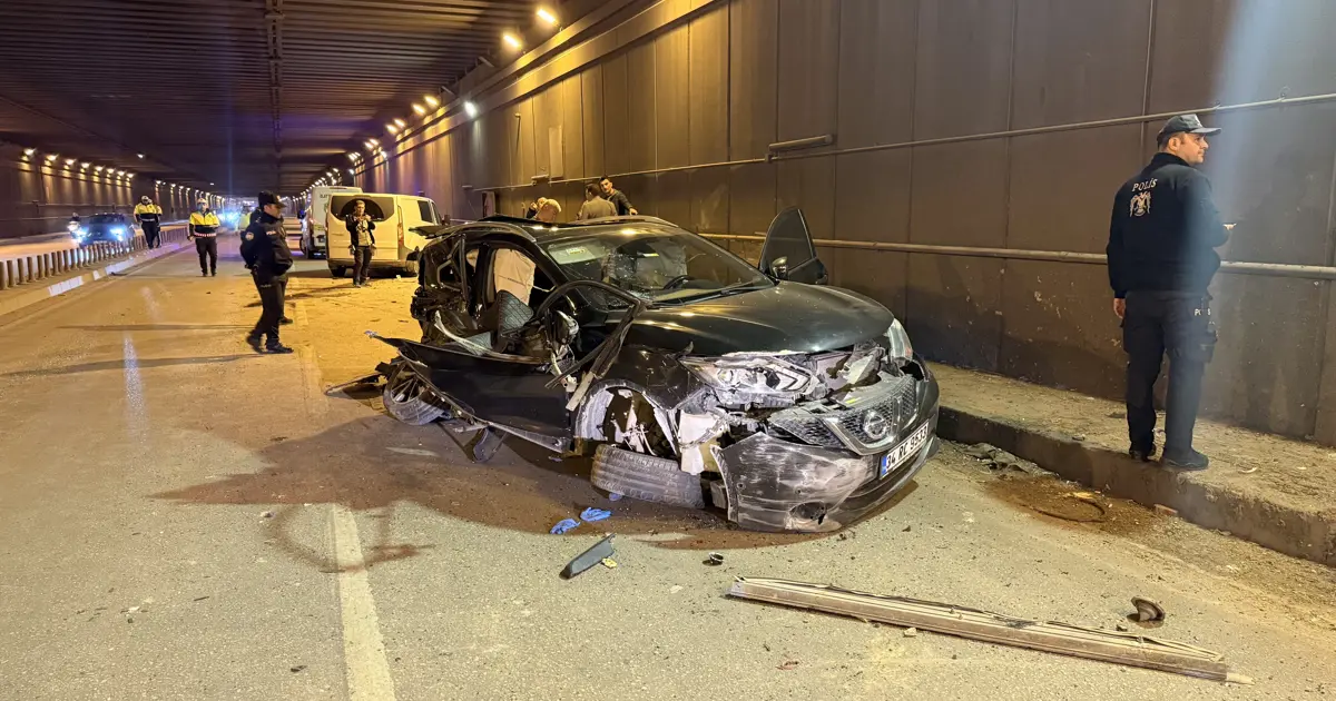 Karşı şeride geçen cip, panelvanla çarpıştı: 2 ölü, 1 yaralı