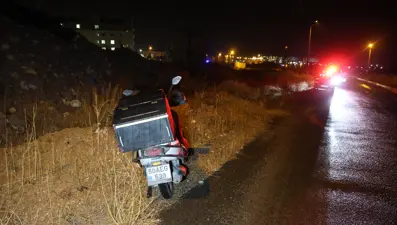 Kediye çarpmak istemeyen motosiklet sürücüsü kaza yaptı