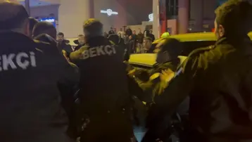 Gece kulübü önünde silah gösterme kavgası