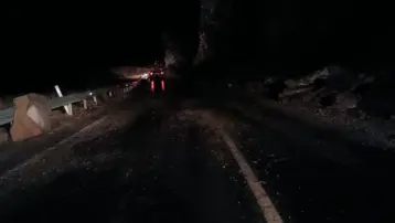 Dağdan kopan kayalar yolu trafiğe kapattı