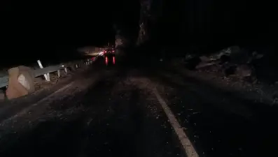 Dağdan kopan kayalar yolu trafiğe kapattı