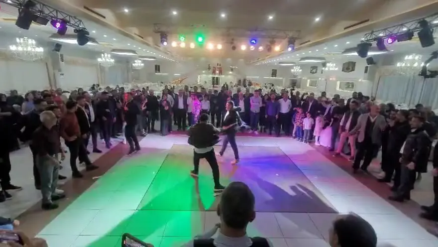 Acı ve hayret veren yöre oyunu! Urganlarla birbirlerinin sırtına vuruyorlar Acı ve hayret veren yöre oyunu! Urganlarla birbirlerinin sırtına vuruyorlar