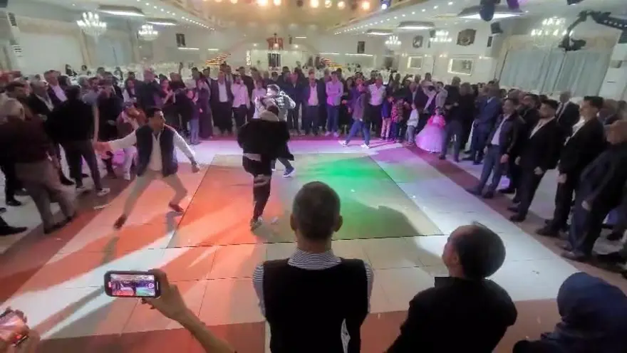 Acı ve hayret veren yöre oyunu! Urganlarla birbirlerinin sırtına vuruyorlar 1 Acı ve hayret veren yöre oyunu! Urganlarla birbirlerinin sırtına vuruyorlar 1