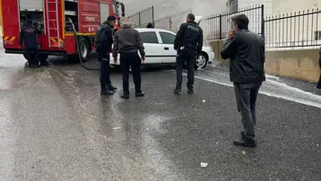 Kahramanmaraş'ta park halindeki otomobil yandı