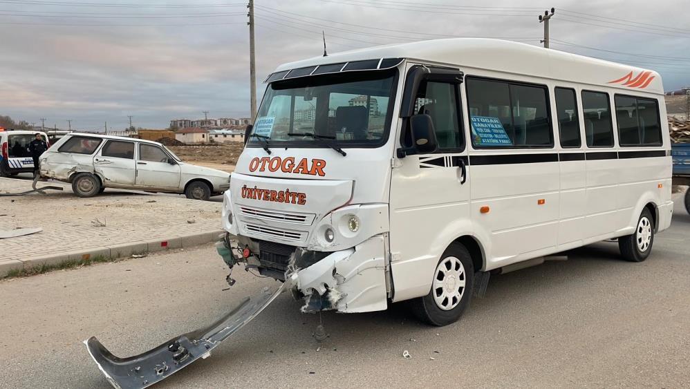 Yolcu minibüsü ile otomobil çarpıştı, iki kişi yaralandı

