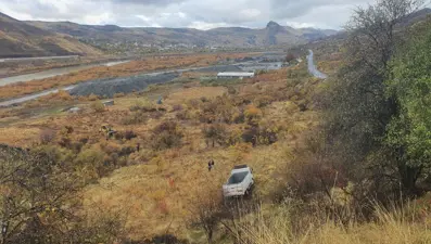 Elazığ'da kamyonet uçurumdan yuvarlandı