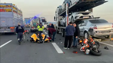 Motosiklet emniyet şeridinde duran tıra çarptı: 1 yaralı