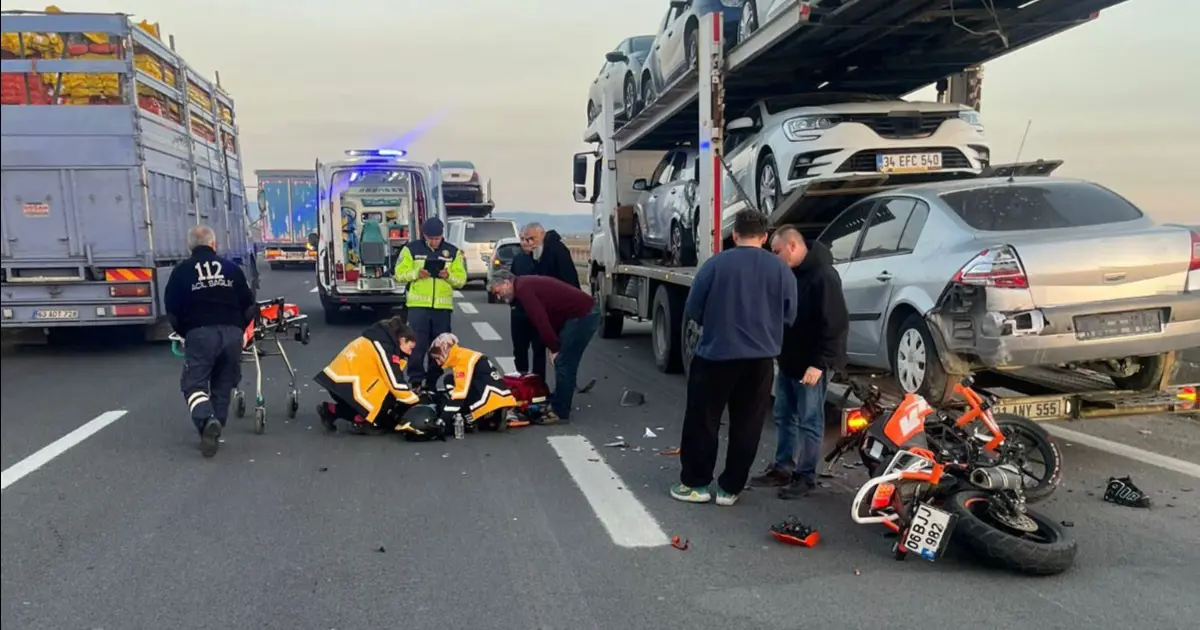 Motosiklet emniyet şeridinde duran tıra çarptı: 1 yaralı