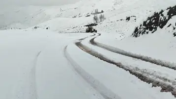 Siirt'te karda araçlar yolda mahsur kaldı
