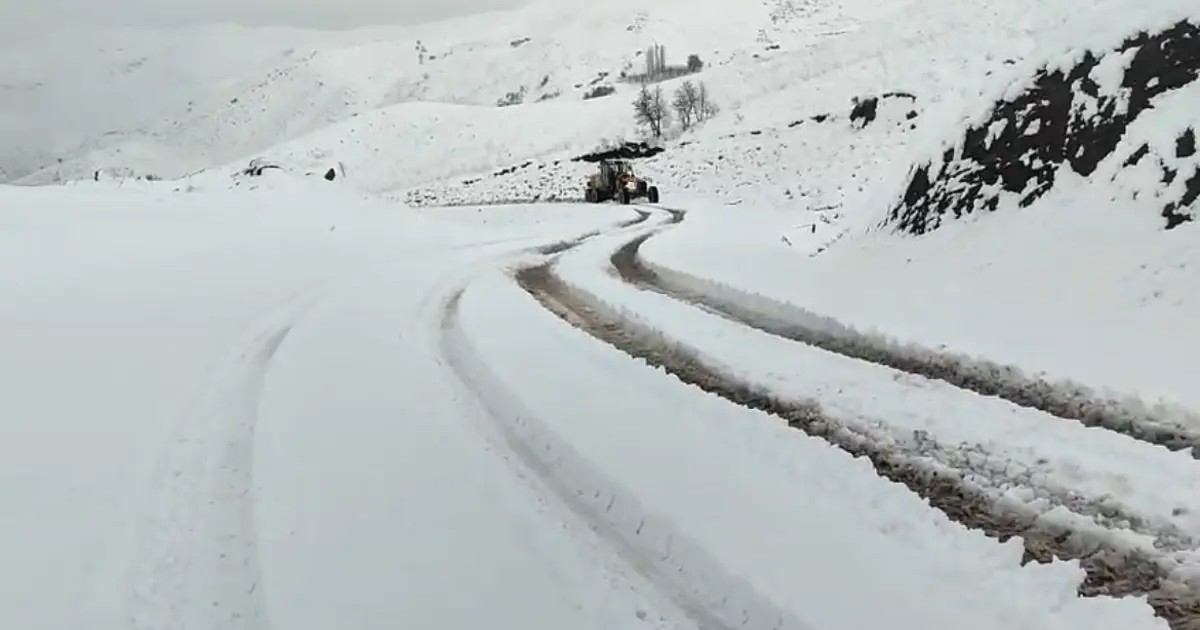 Siirt'te karda araçlar yolda mahsur kaldı