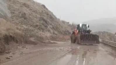 Yüksekova-Van Karayolu'nda heyelan