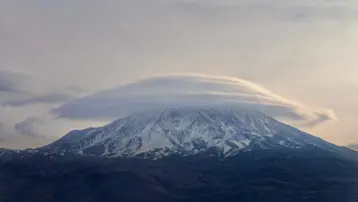Ağrı'nın zirvesinde mercek bulutu oluştu