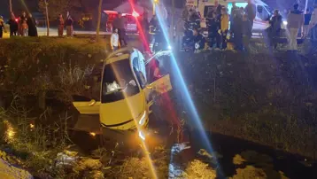 Otomobil şarampole uçtu, sürücü araçtan inmek istemedi