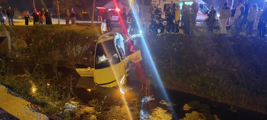 Otomobil şarampole uçtu, sürücü araçtan inmek istemedi