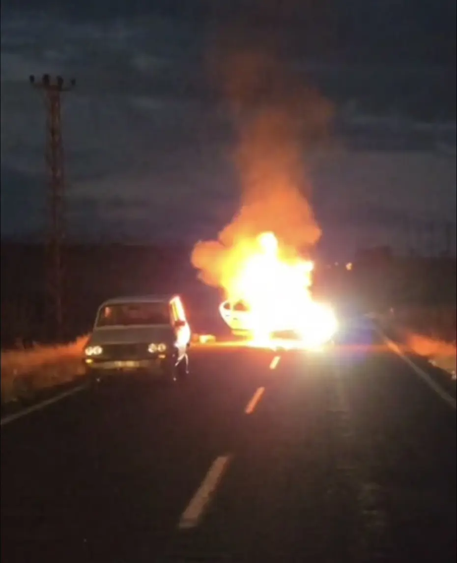 Hilvan’da alev alan otomobil bomba gibi patladı