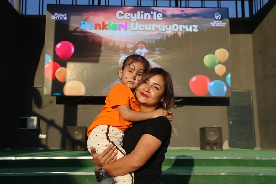 Kansere karşı savaşını kazanan Ceylin için balonlar bırakıldı Kansere karşı savaşını kazanan Ceylin için balonlar bırakıldı