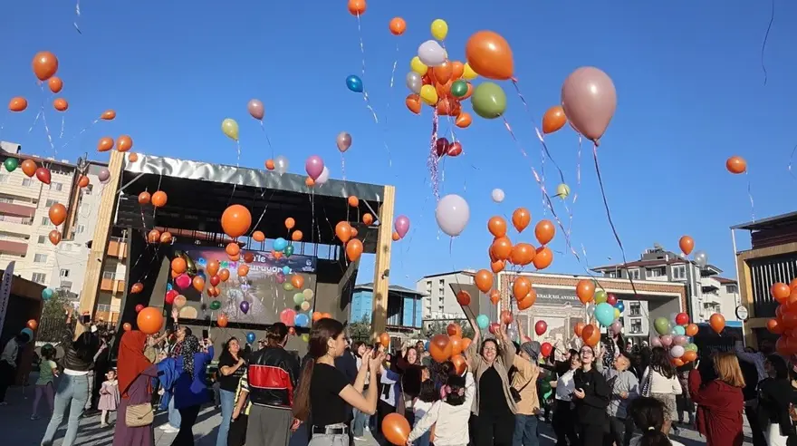 Kansere karşı savaşını kazanan Ceylin için balonlar bırakıldı 2 Kansere karşı savaşını kazanan Ceylin için balonlar bırakıldı 2