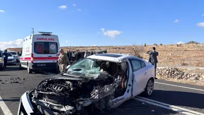 Otomobil ve kamyonet çarpıştı: 2 yaralı