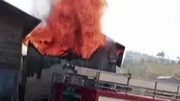 Evde çıkan yangın samanlığa da sıçradı