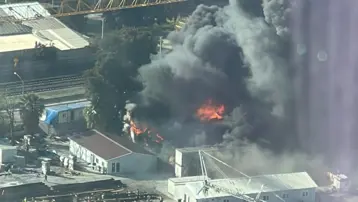 İzmir'de şantiyedeki yangında 12 konteyner ve 2 otomobil kül oldu   