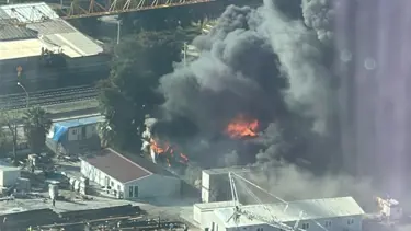 İzmir'de şantiyedeki yangında 12 konteyner ve 2 otomobil kül oldu   