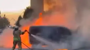 Sultangazi’de seyir halindeki araç alevlere teslim oldu