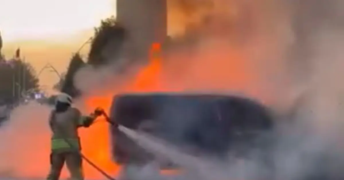 Sultangazi’de seyir halindeki araç alevlere teslim oldu