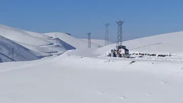 Kış erken bastırdı, kar kalınlığı bir metreyi aştı