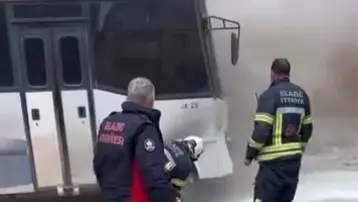 Elazığ'da park halindeki midibüs yandı