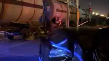 Diyarbakır'da yük treni, hemzemin geçitte otomobile çarptı