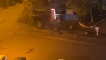 Hiç kimseye aldırış etmedi, elindeki taşla büfeye saldırdı