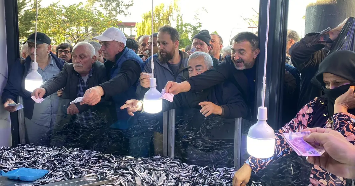 20 liraya düştü, 2 saatte tükendi: Dakikalarca sıra beklediler