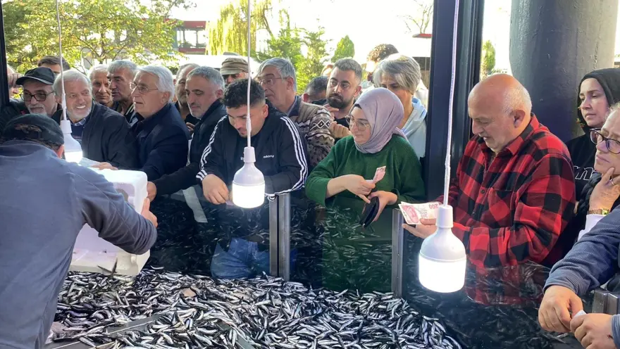 20 liraya düştü, 2 saatte tükendi: Dakikalarca sıra beklediler 