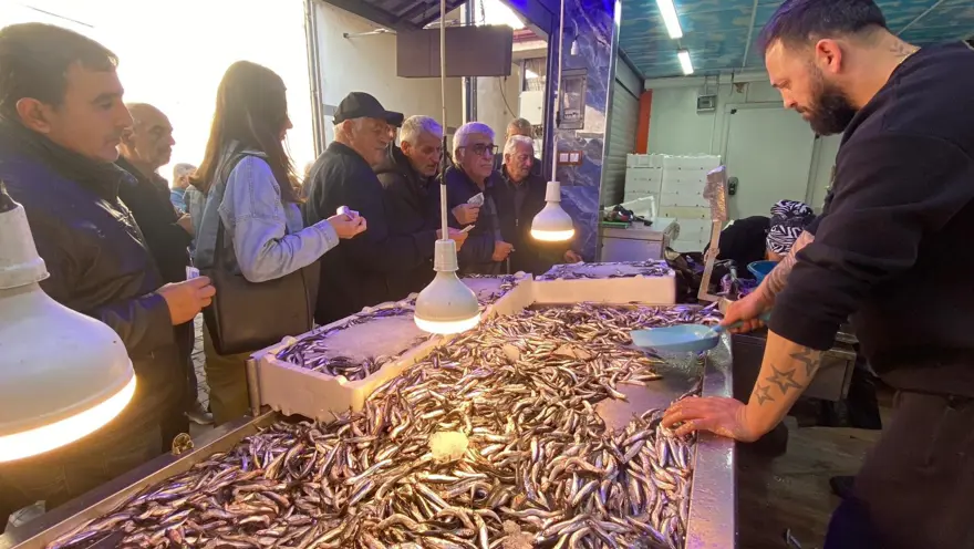 20 liraya düştü, 2 saatte tükendi: Dakikalarca sıra beklediler 3