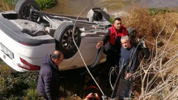 Otomobil kanala uçtu sürücü yaralandı