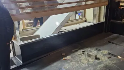 Vitrin asansörünün altında kalan işçi hayatını kaybetti