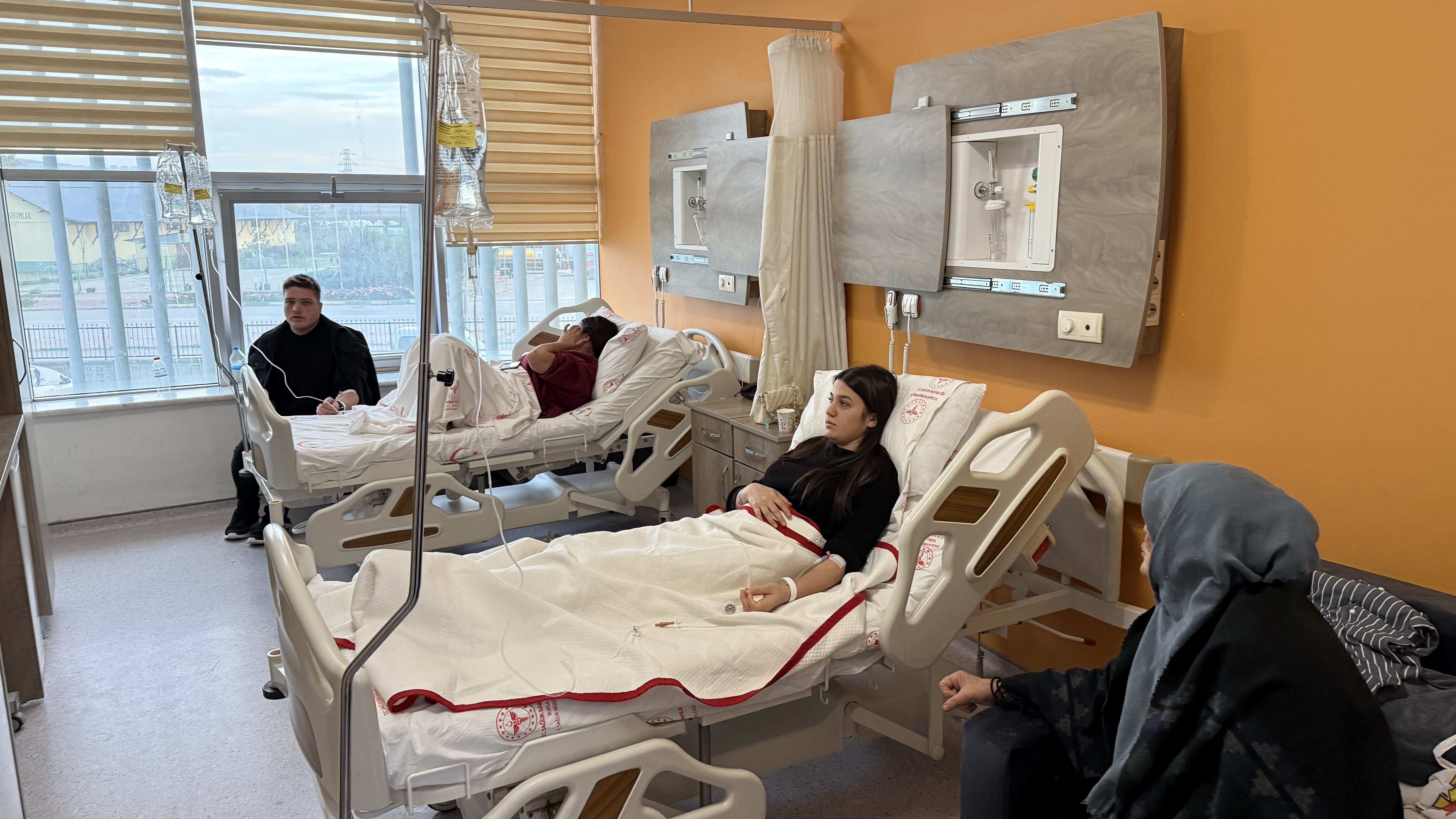 Bursa'da 4 genç midyeden zehirlendi 