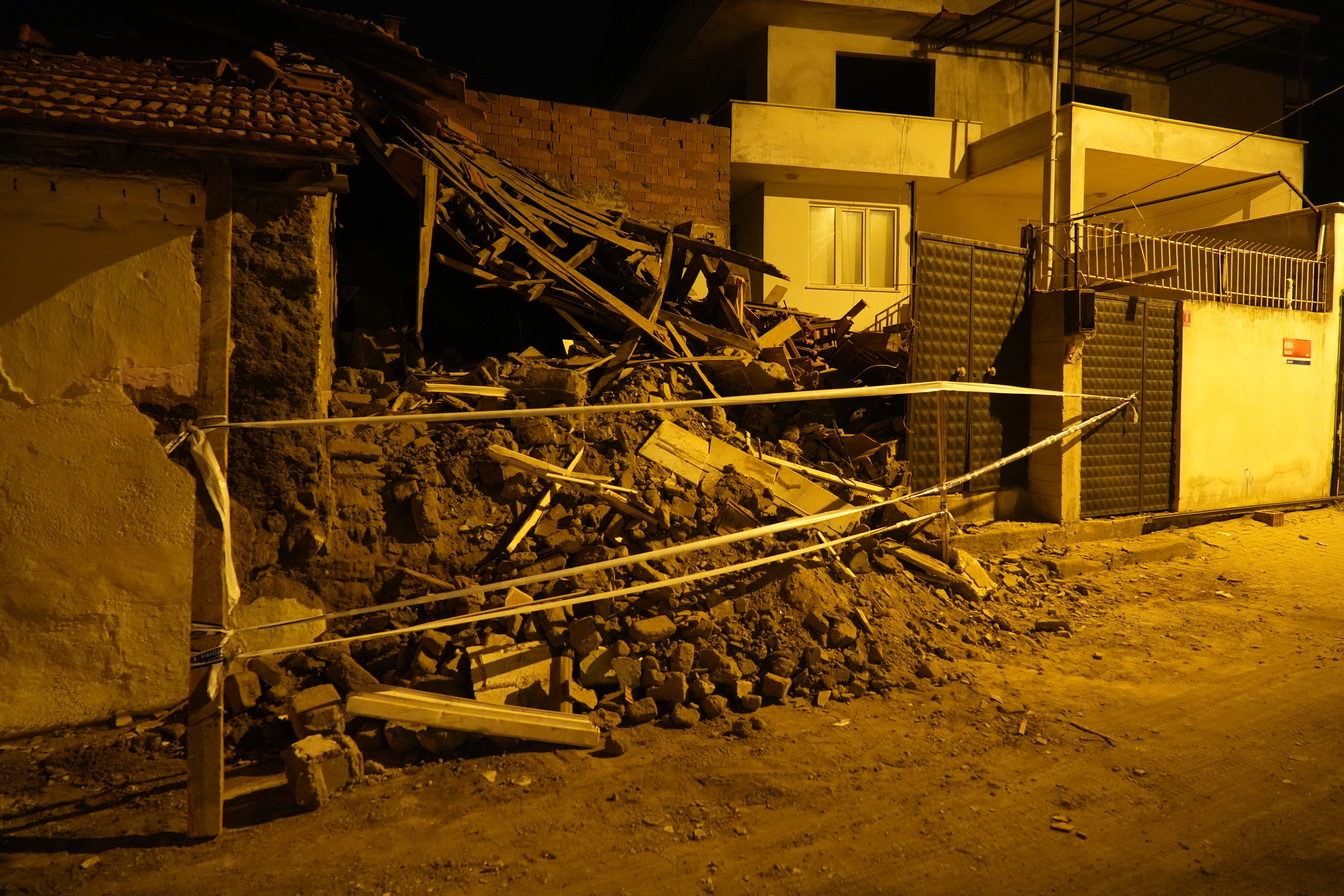 Balıkesir'de tek katlı metruk bina çöktü