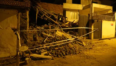 Balıkesir'de tek katlı metruk bina çöktü