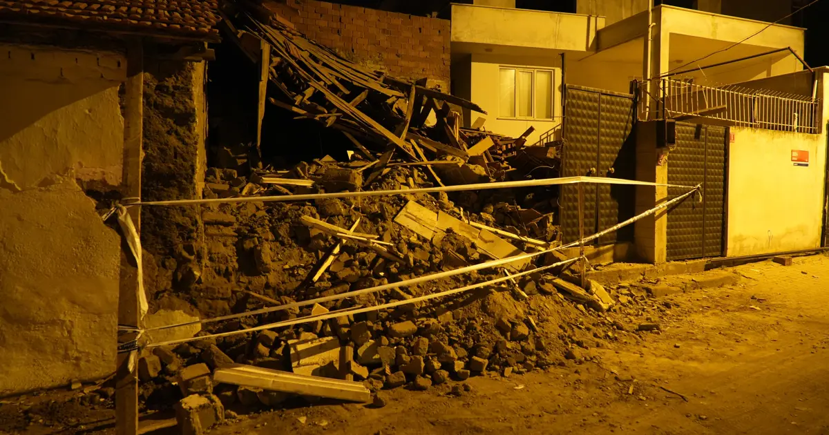 Balıkesir'de tek katlı metruk bina çöktü